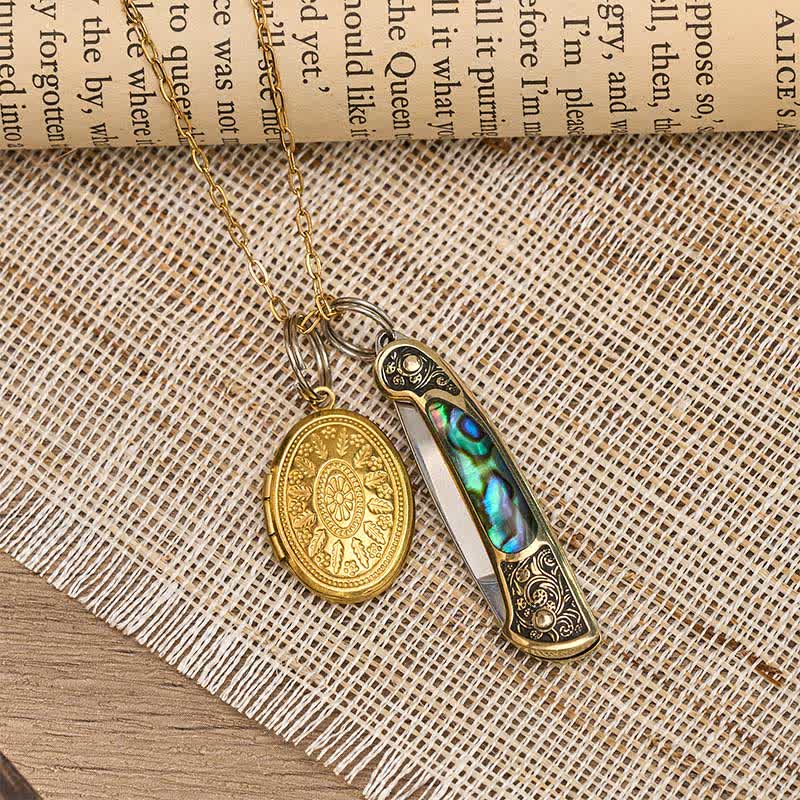 Collana con doppio ciondolo audace in abalone, composto da coltello e medaglione portafoto. - image 4