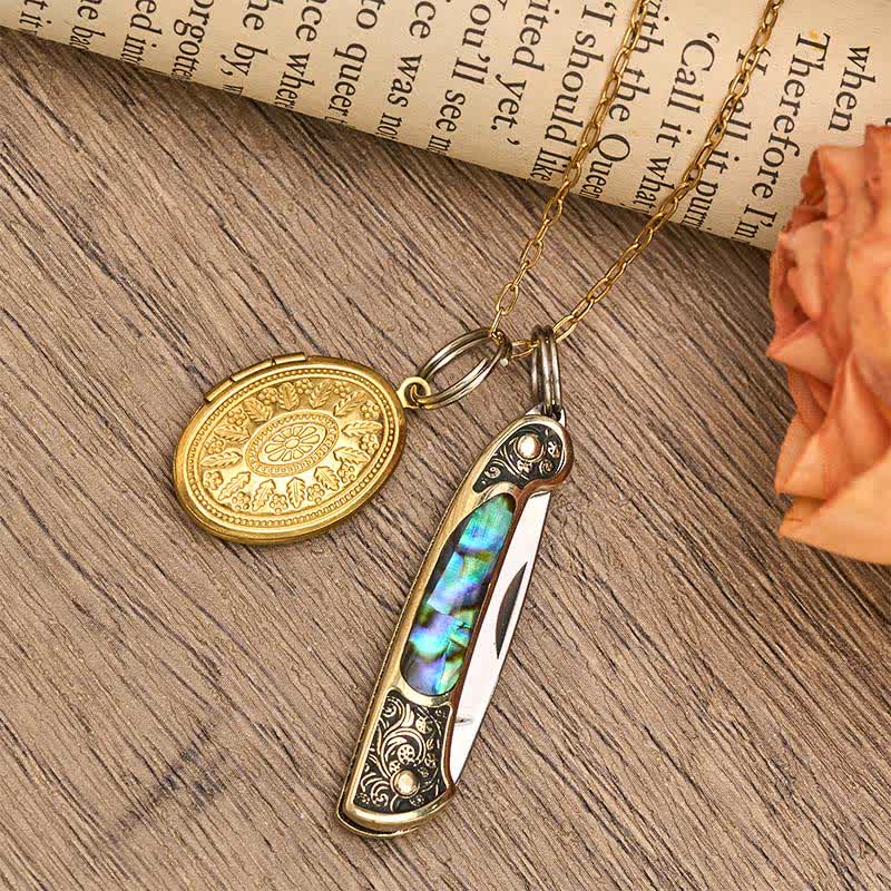 Collana con doppio ciondolo audace in abalone, composto da coltello e medaglione portafoto. - image 2