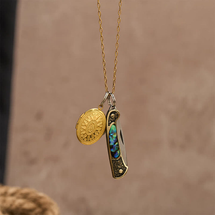 Collana con doppio ciondolo audace in abalone, composto da coltello e medaglione portafoto. - image 5