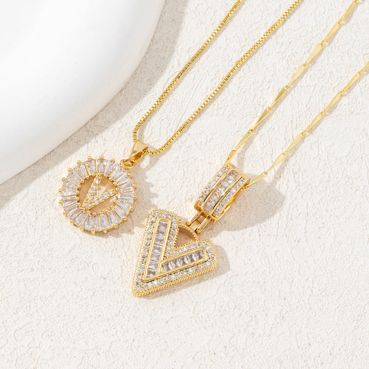 Collana con ciondolo a lettera interamente tempestata di diamanti, placcata in oro. - D'oro - V - image 24