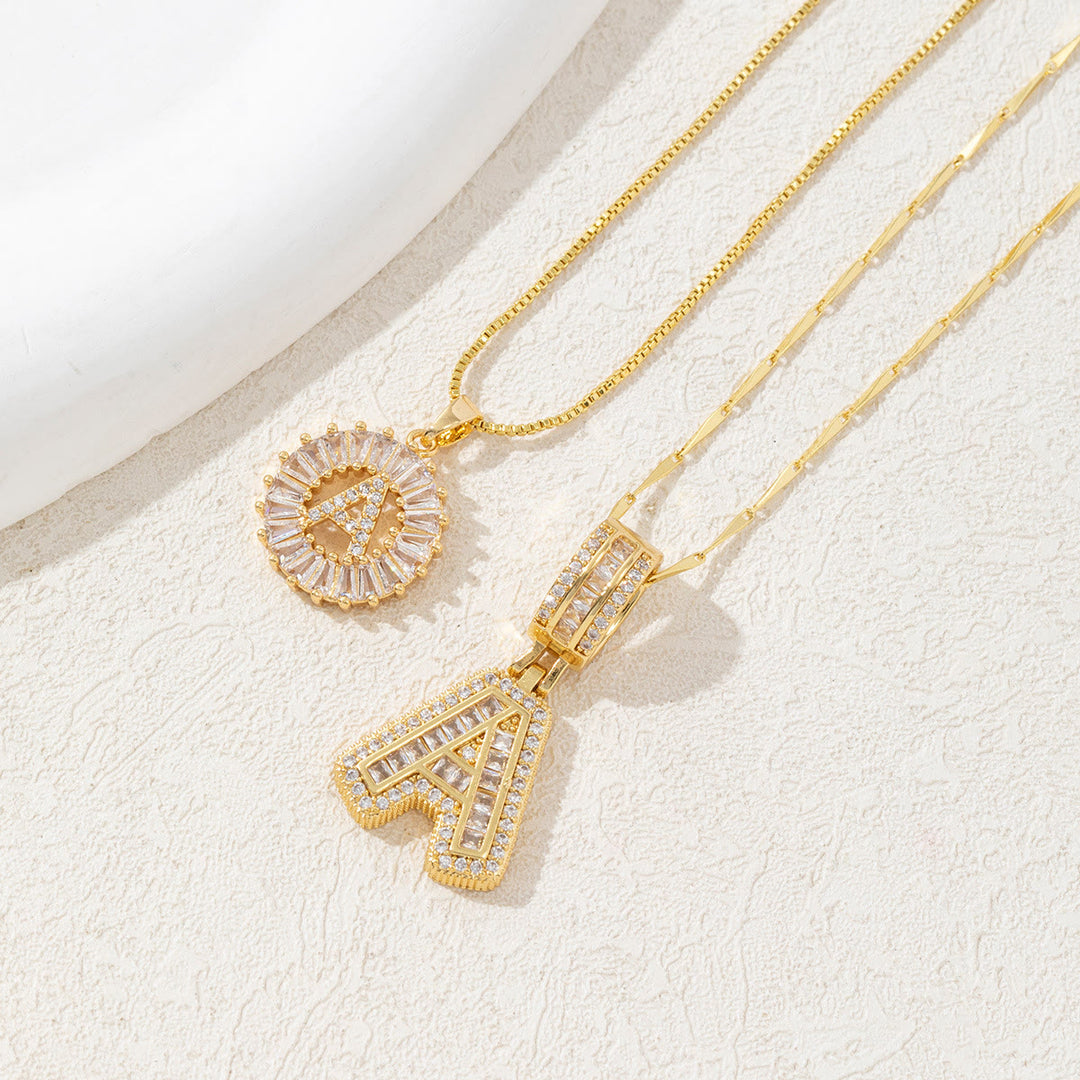 Collana con ciondolo a lettera interamente tempestata di diamanti, placcata in oro. - D'oro - UN - image 2