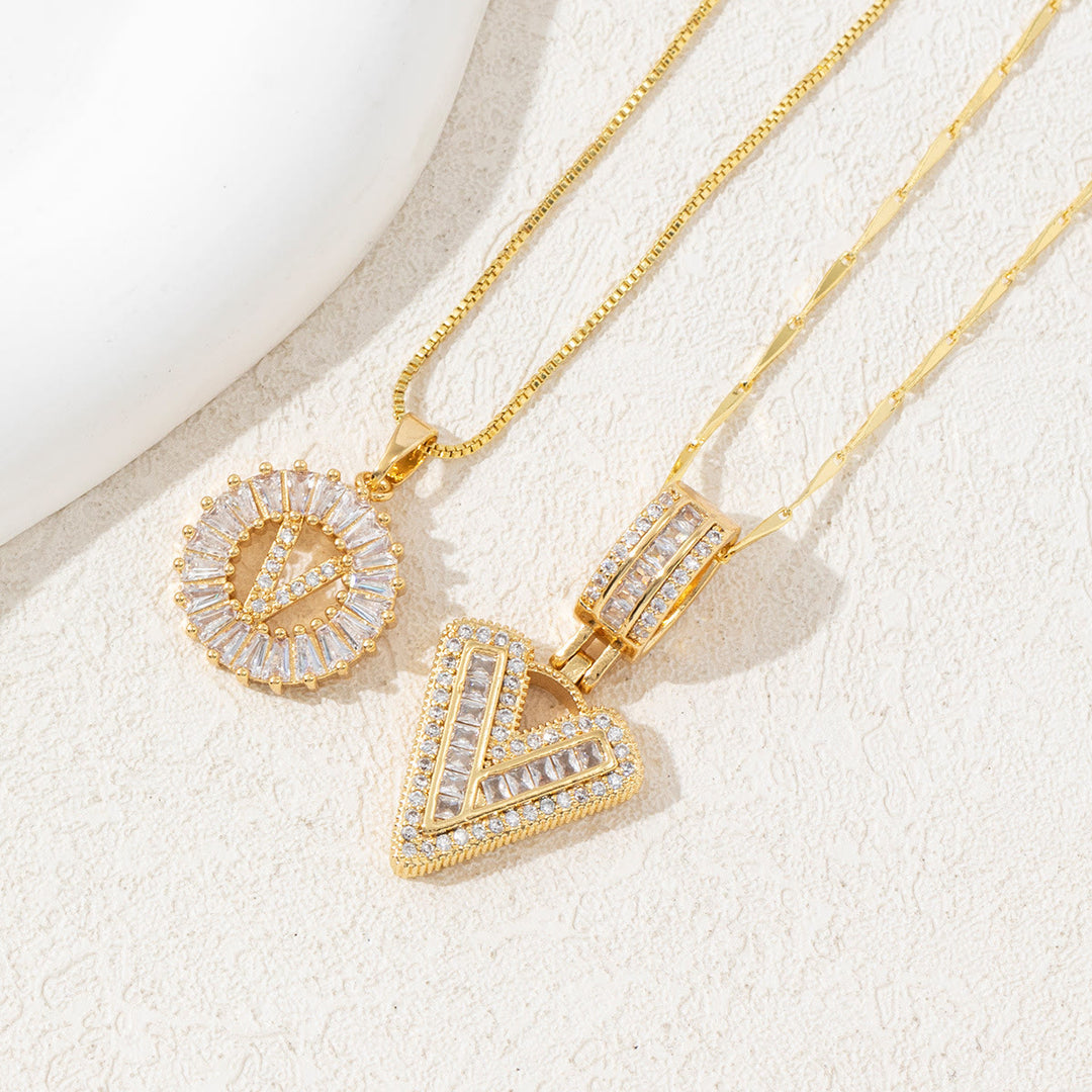 Collana con ciondolo a lettera interamente tempestata di diamanti, placcata in oro. - D'oro - V - image 24