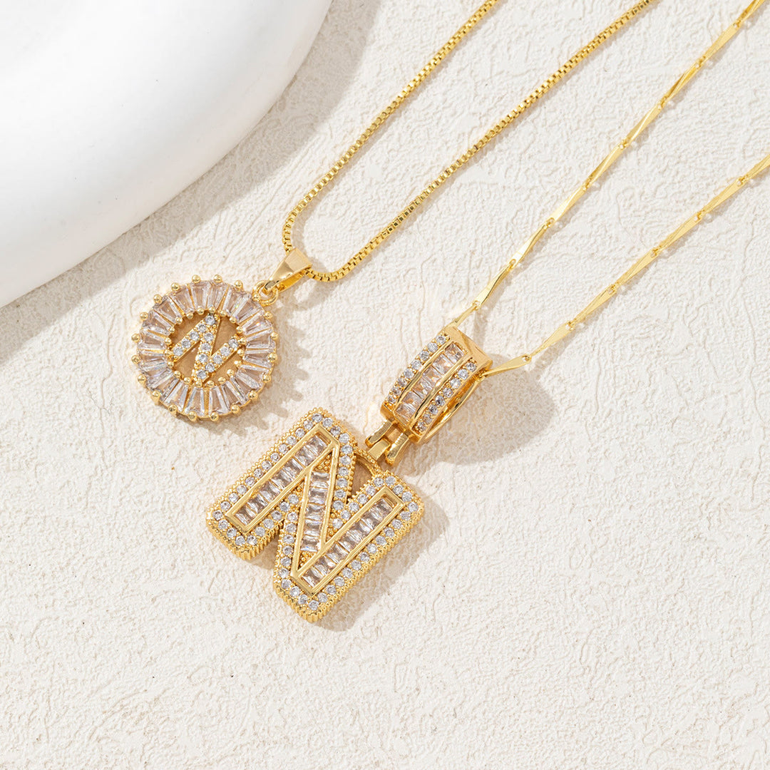 Collana con ciondolo a lettera interamente tempestata di diamanti, placcata in oro. - D'oro - N - image 16