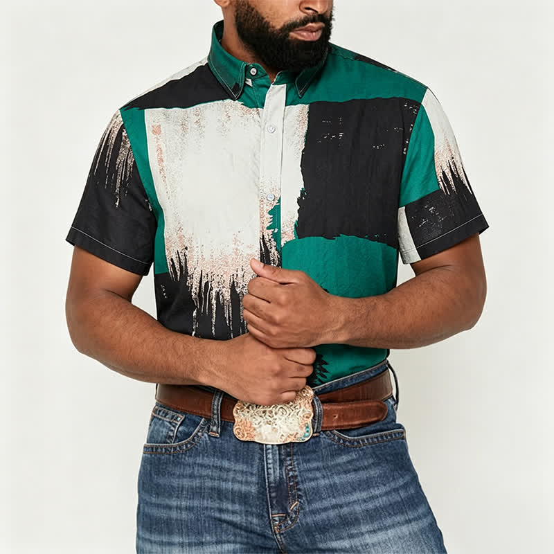Camicia da uomo verde e nera con motivo astratto a pennellate e blocchi di colore. - image 1
