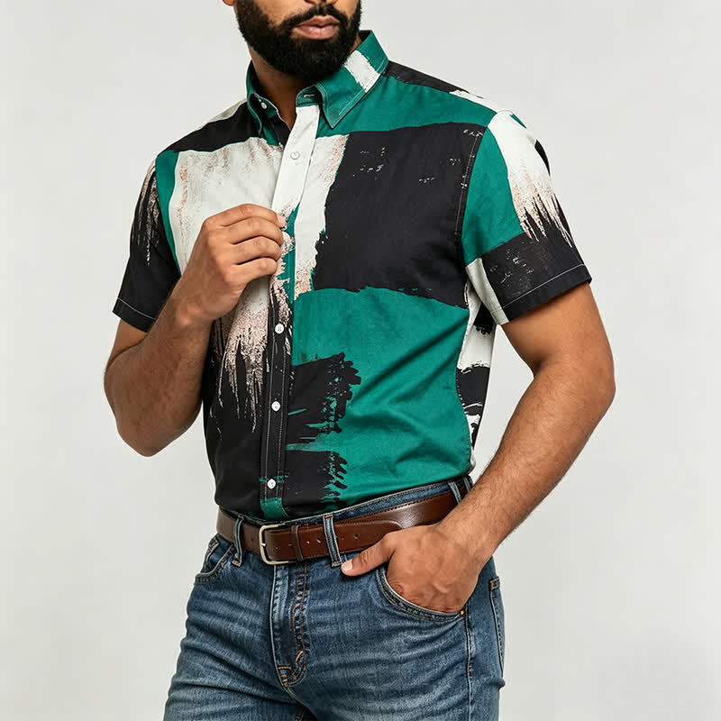 Camicia da uomo verde e nera con motivo astratto a pennellate e blocchi di colore. - image 2