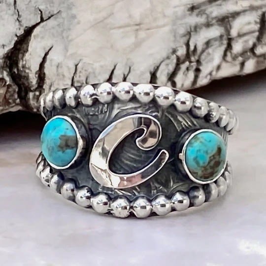 Anello vintage in stile western con iniziale geometrica e intarsio in turchese. - C - 10 - image 0
