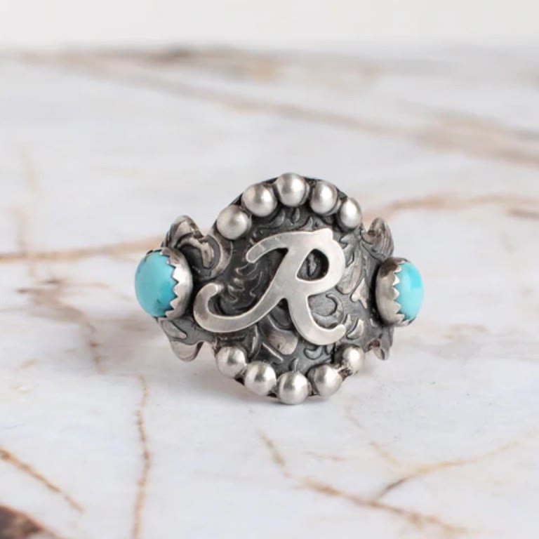 Anello vintage in stile western con iniziale geometrica e intarsio in turchese. - R - 10 - image 2