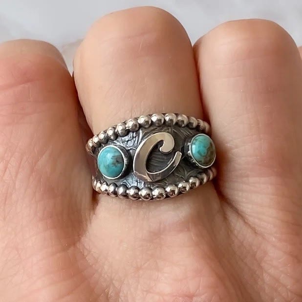 Anello vintage in stile western con iniziale geometrica e intarsio in turchese. - image 1