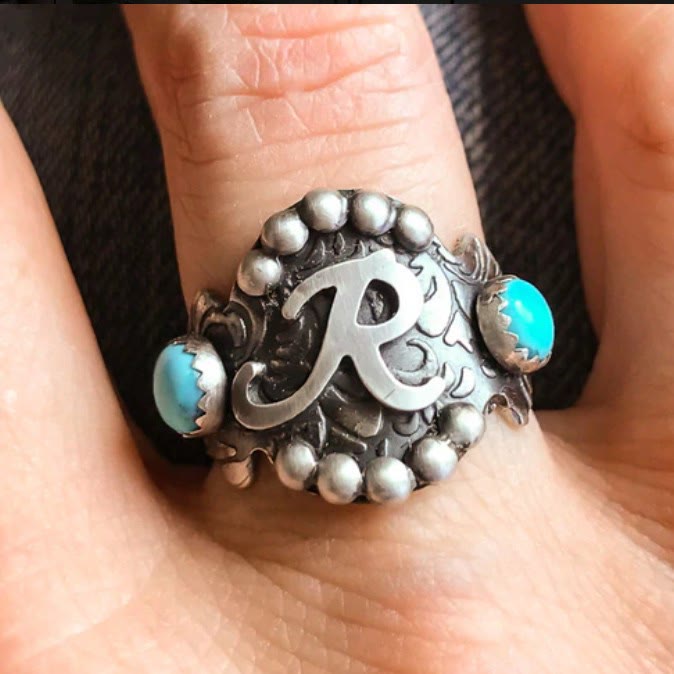 Anello vintage in stile western con iniziale geometrica e intarsio in turchese. - image 3