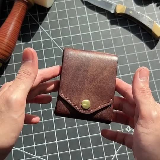 Portafoglio compatto e multifunzionale in pelle con mini scomparto per penna. - image 1