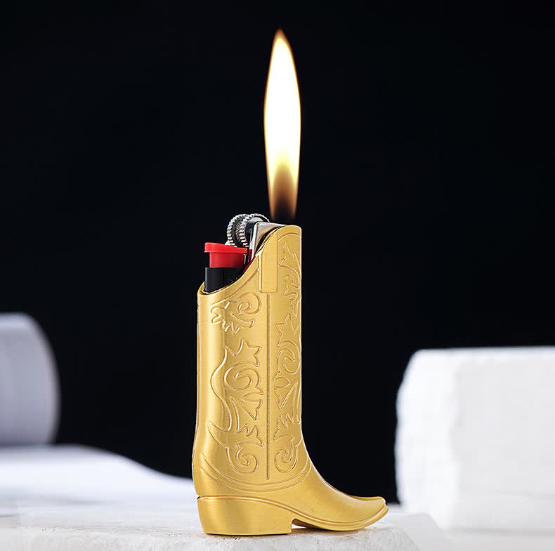 Custodia per accendino in metallo con stivale da cowboy inciso in stile retrò. - image 1