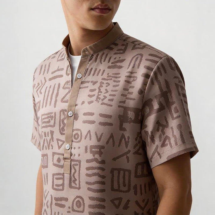 Camicia etnica da uomo color tortora beige con stampa di simboli tribali - image 3