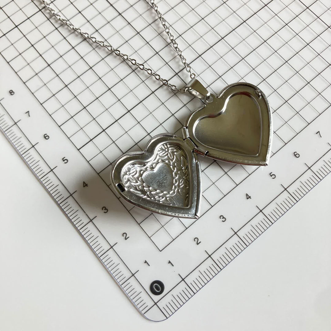 Collana con ciondolo a forma di cuore e pipistrello "Amore e Ricordi" - image 1