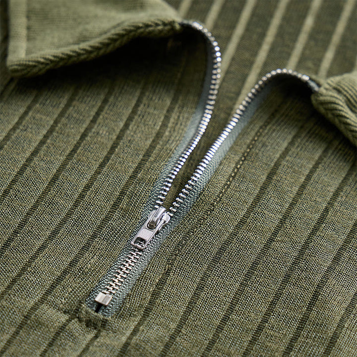 Polo da uomo a coste verticali con collo a zip - image 9