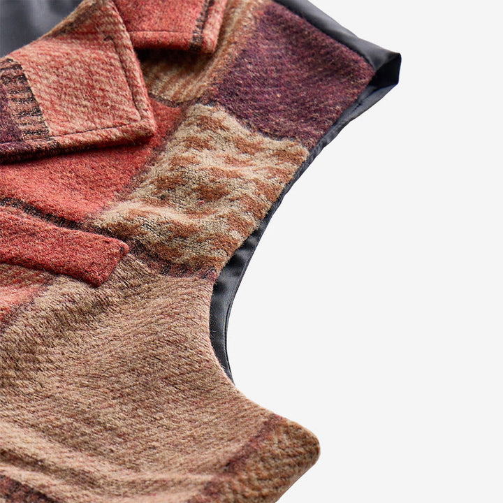 Gilet da uomo in tinta calda con motivo patchwork a spina di pesce. - image 8
