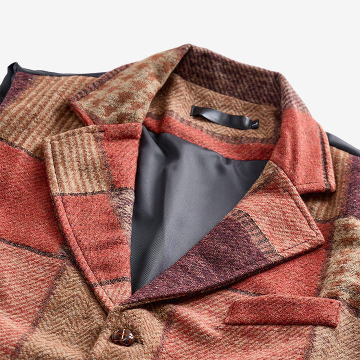 Gilet da uomo in tinta calda con motivo patchwork a spina di pesce. - image 5