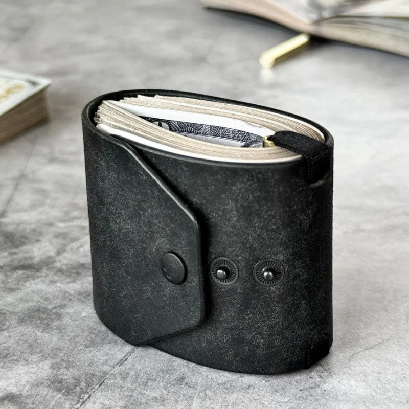 Portafoglio minimalista in pelle con chiusura a scatto, ideale per l'uso quotidiano. - image 1