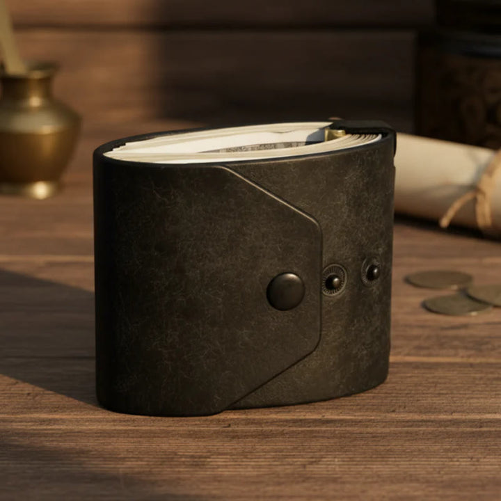 Portafoglio minimalista in pelle con chiusura a scatto, ideale per l'uso quotidiano. - image 0