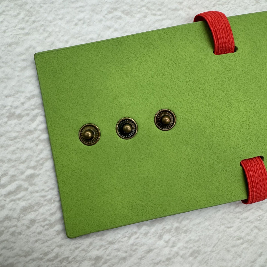 Portafoglio minimalista in pelle con chiusura a scatto, ideale per l'uso quotidiano. - image 5