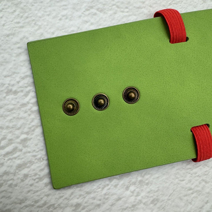 Portafoglio minimalista in pelle con chiusura a scatto, ideale per l'uso quotidiano. - image 5