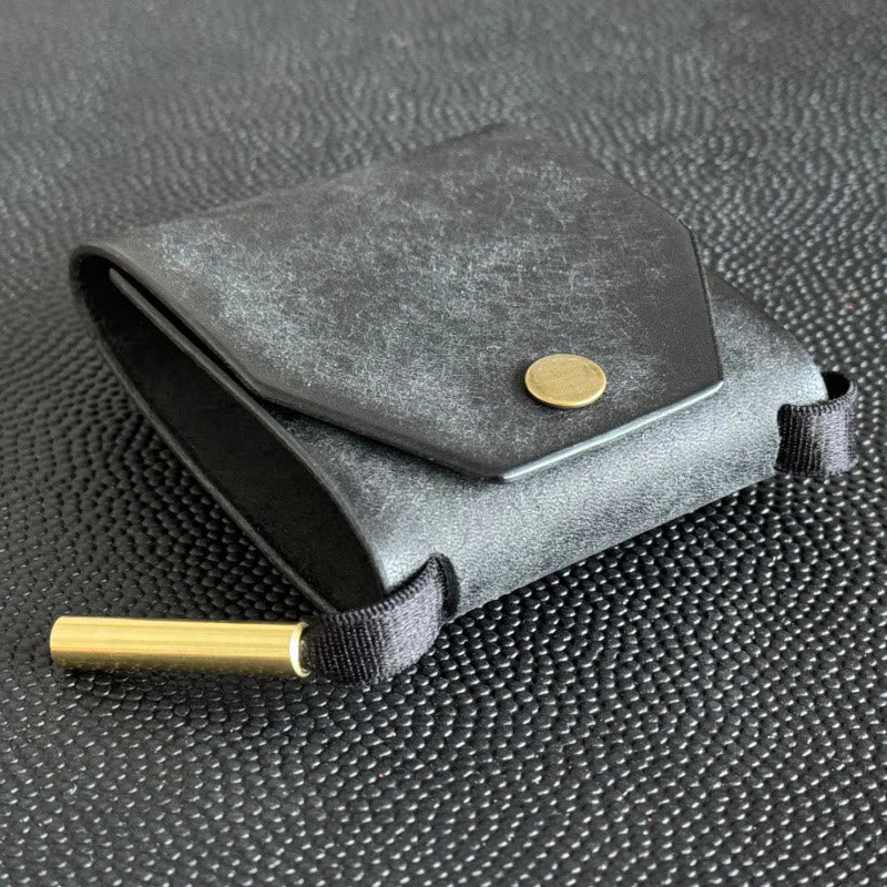 Portafoglio minimalista in pelle con chiusura a scatto, ideale per l'uso quotidiano. - image 3