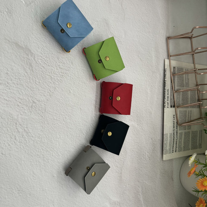 Portafoglio minimalista in pelle con chiusura a scatto, ideale per l'uso quotidiano. - image 9