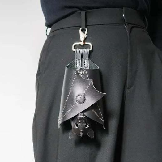 Portachiavi in ​​pelle a forma di pipistrello "The Midnight Guardian" - image 1