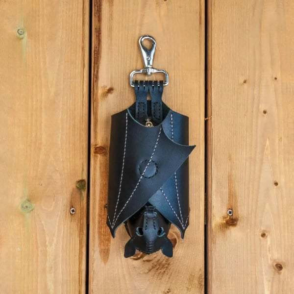 Portachiavi in ​​pelle a forma di pipistrello "The Midnight Guardian" - image 2