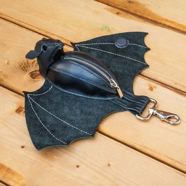 Portachiavi in ​​pelle a forma di pipistrello "The Midnight Guardian" - image 4