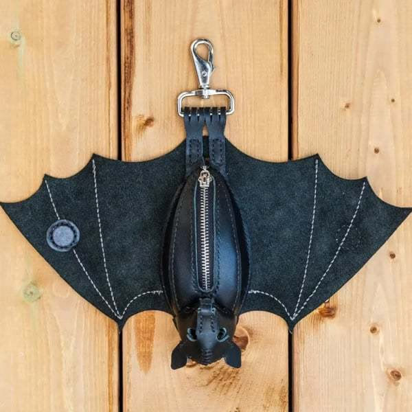 Portachiavi in ​​pelle a forma di pipistrello "The Midnight Guardian" - image 3
