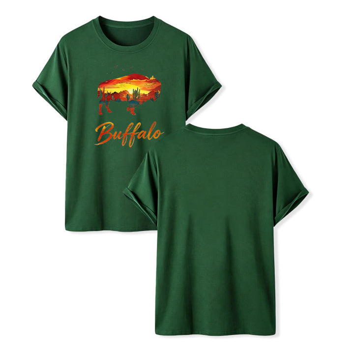 Maglietta western con silhouette di bufalo al tramonto, stile selvaggio e libero - Verde scuro - 2XL - image 1