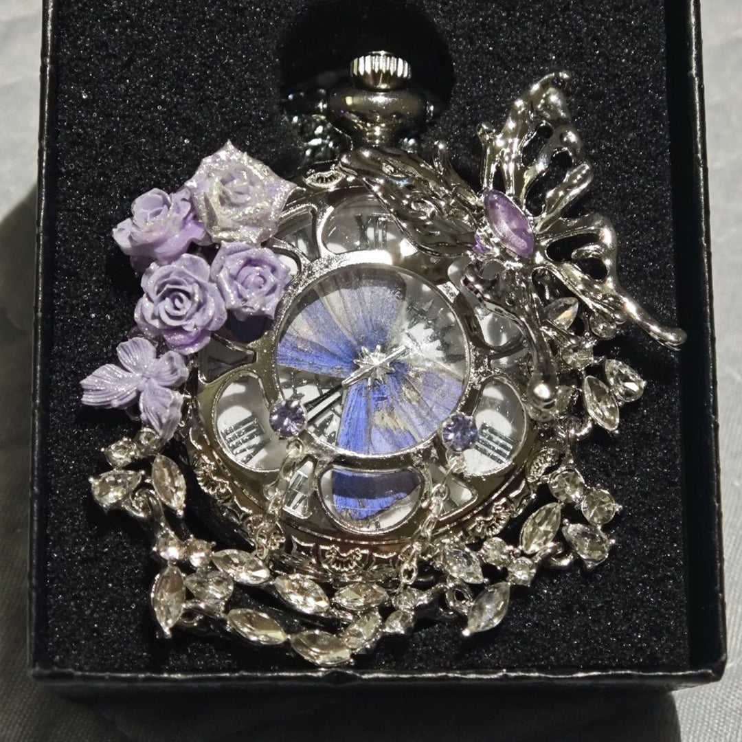 Orologio da tasca artigianale con farfalla e motivo "Giardino segreto della lavanda" - image 2