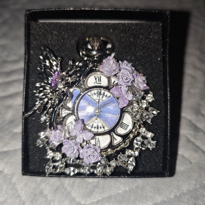 Orologio da tasca artigianale con farfalla e motivo "Giardino segreto della lavanda" - image 3