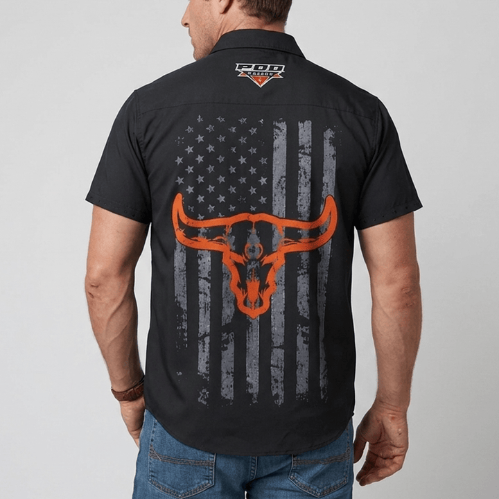 Camicia da uomo con stampa di teschio di toro in stile western e bandiera americana. - image 1