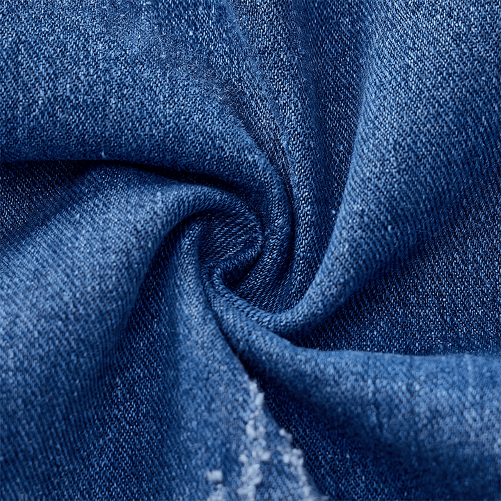 Gilet in denim slavato blu effetto consumato con applicazioni. - image 5