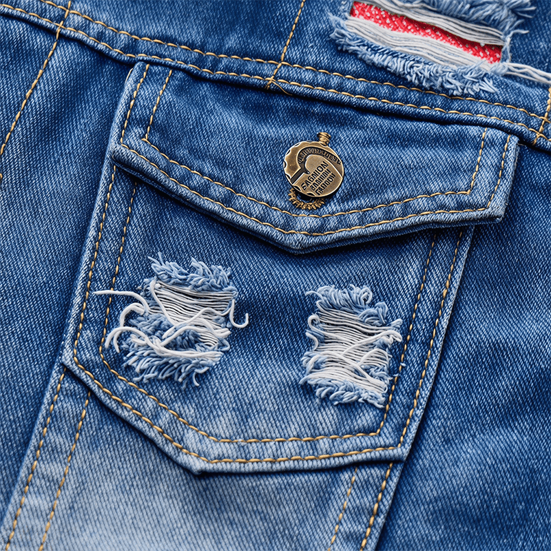 Gilet in denim slavato blu effetto consumato con applicazioni. - image 6