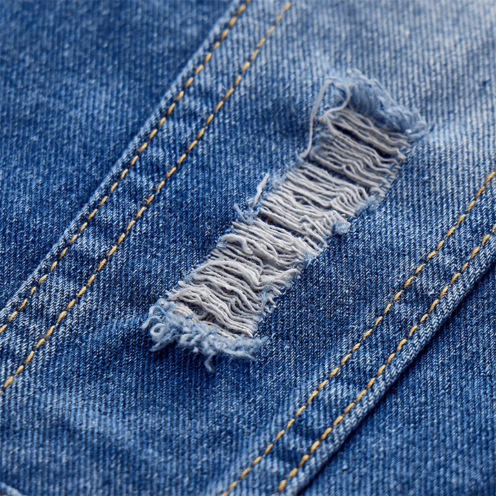 Gilet in denim slavato blu effetto consumato con applicazioni. - image 7