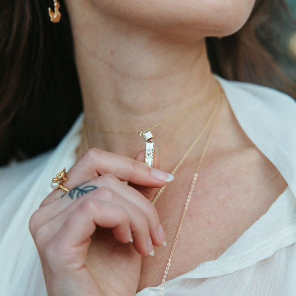 Collana con ciondolo a forma di accendino a forma di cuore fiammeggiante - image 1