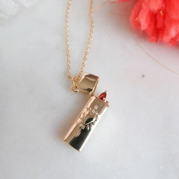 Collana con ciondolo a forma di accendino a forma di cuore fiammeggiante - Oro - image 0