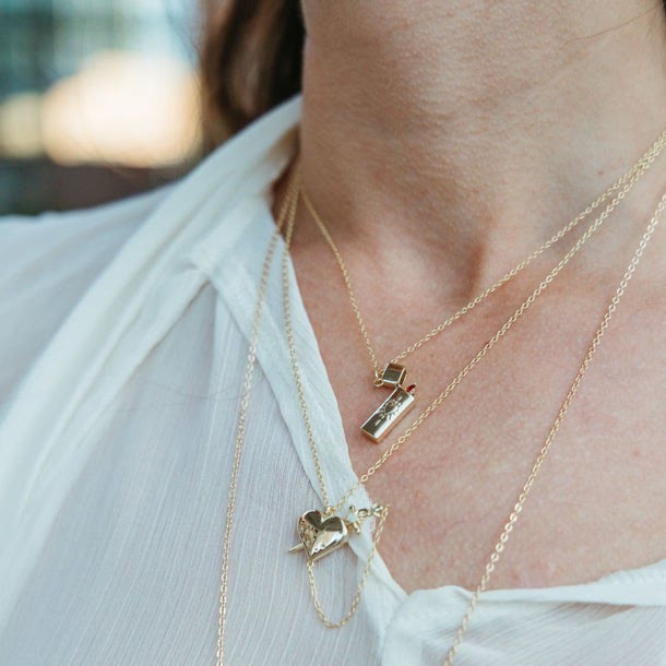 Collana con ciondolo a forma di accendino a forma di cuore fiammeggiante - image 5