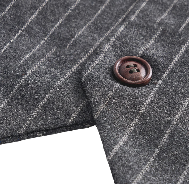 Gilet da uomo gessato in stile retrò con catena a rosa sul risvolto - image 9