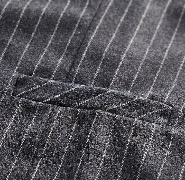 Gilet da uomo gessato in stile retrò con catena a rosa sul risvolto - image 8