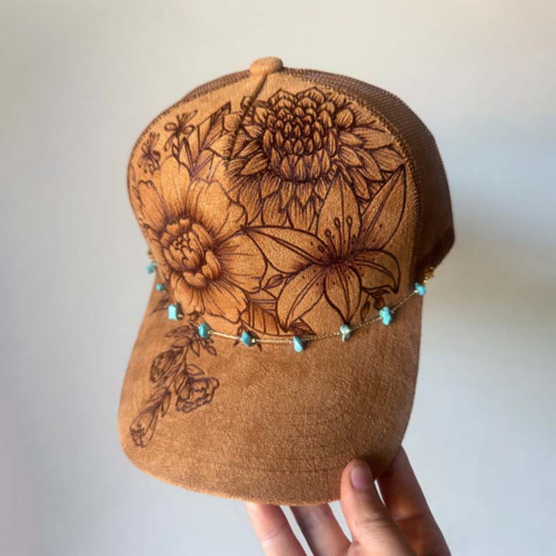 Cappellino da baseball in stile western con decorazione floreale bruciata e catena turchese. - Stile n. 1 / Marrone - Regolabile (21 5/8"-23 5/8") - image 0