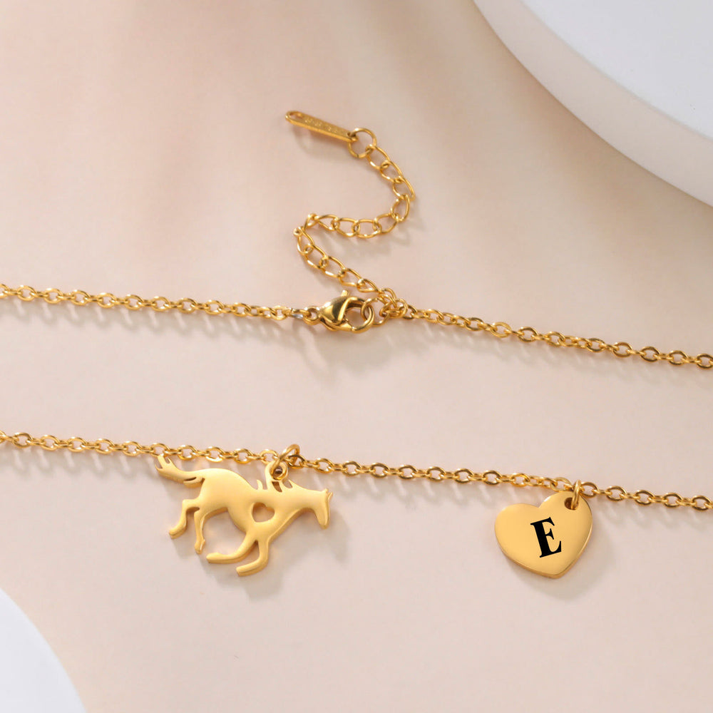Collana con ciondolo a forma di cuore e iniziale a forma di cavallo - image 1