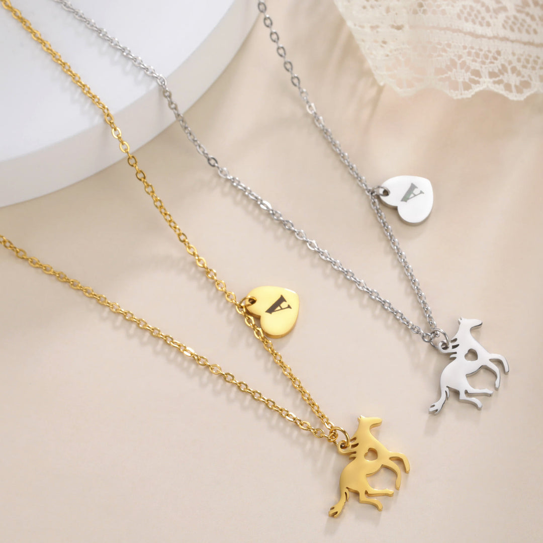 Collana con ciondolo a forma di cuore e iniziale a forma di cavallo - image 3