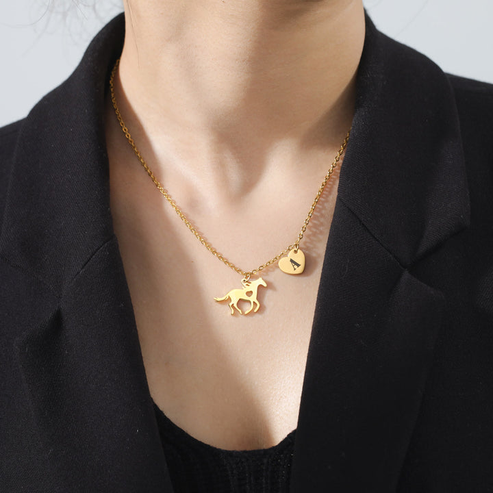 Collana con ciondolo a forma di cuore e iniziale a forma di cavallo - image 0