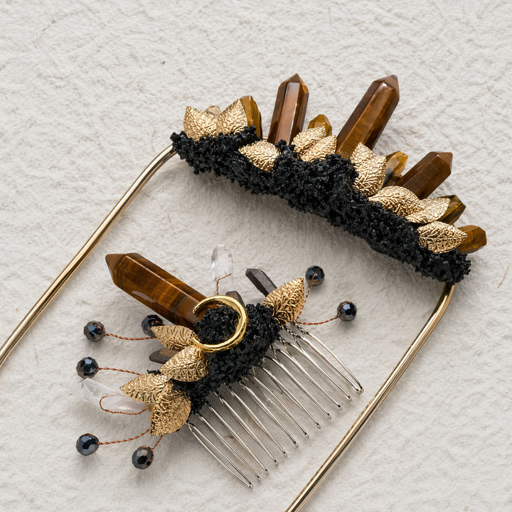 Set composto da boutonnière da taschino per lo sposo e pettine per capelli da sposa con cristalli, realizzati a mano. - Marrone e oro - image 0