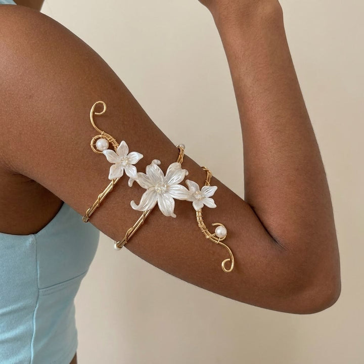 Bracciale con boccioli di perle e fiori eterei e spirali artistiche - image 12