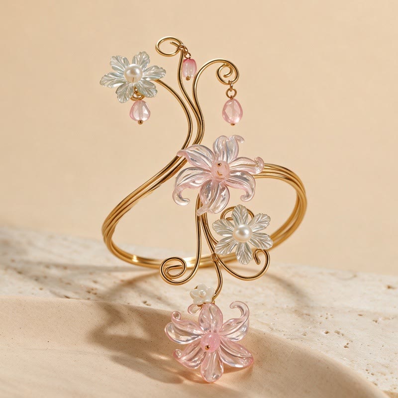 Bracciale con boccioli di perle e fiori eterei e spirali artistiche - image 1