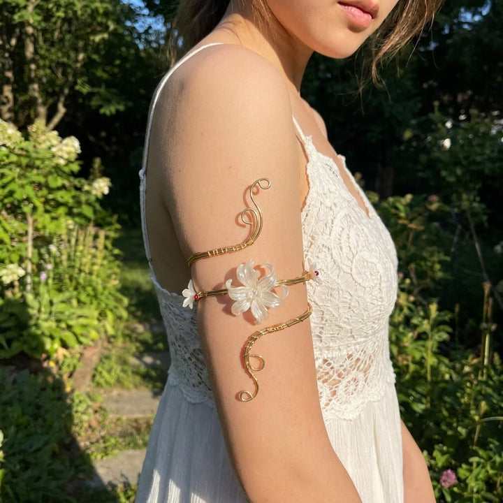 Bracciale con boccioli di perle e fiori eterei e spirali artistiche - image 22